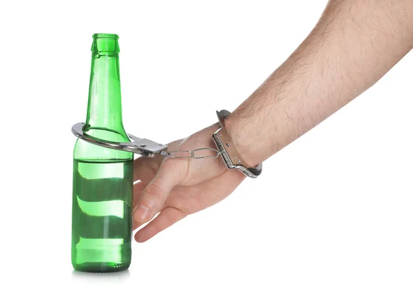 Man Handboeien Met Flesje Bier Witte Achtergrond Close Alcoholverslaving — Stockfoto
