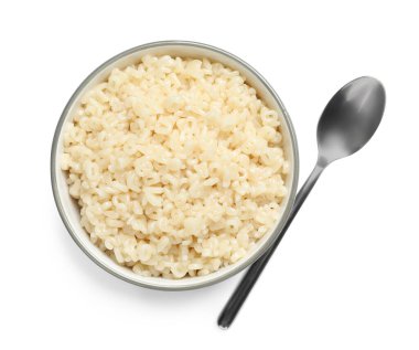 Beyaz arka planda lezzetli makarna ve kaşık, üst manzara.