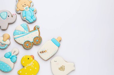 Beyaz arka planda farklı şekillerde tatlı kurabiyeler, üst manzara. Bebek partisi.