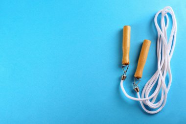 Açık mavi arka planda ip atlama, üst manzara. Metin için boşluk