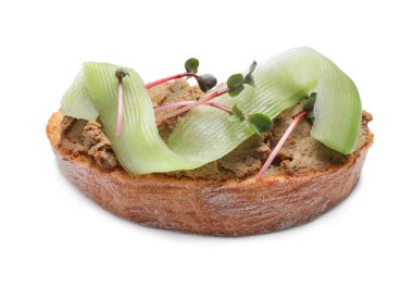 Lezzetli ezmeli ekmek, salatalık ve beyaz üzerine izole edilmiş mikro yeşillikler.