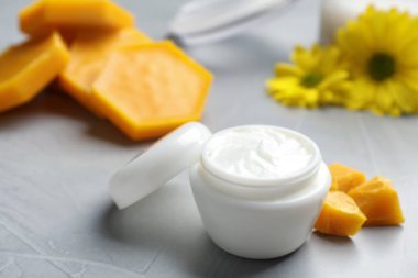 Açık gri taş masa üzerinde doğal balmumu bileşenli krema, yakın plan.
