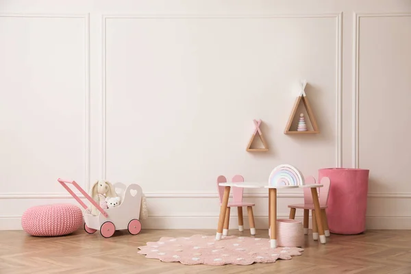 白い壁に家具 おもちゃ ウィグワム形の棚付きのかわいい子供部屋のインテリア — ストック写真