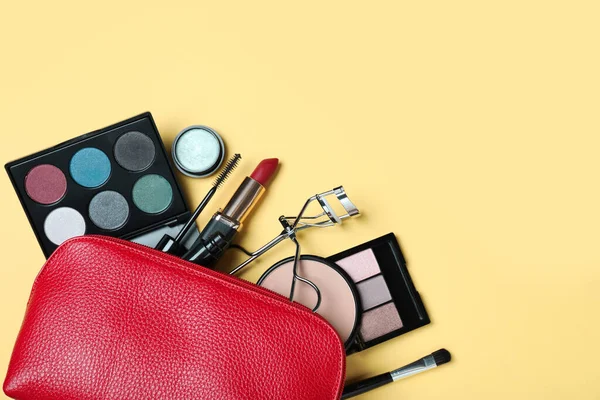 Kosmetiktasche Mit Make Produkten Und Accessoires Auf Gelbem Hintergrund Flach — Stockfoto