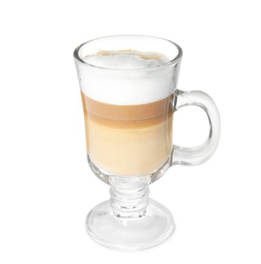 Beyaz arka planda bir bardak lezzetli latte macchiato.
