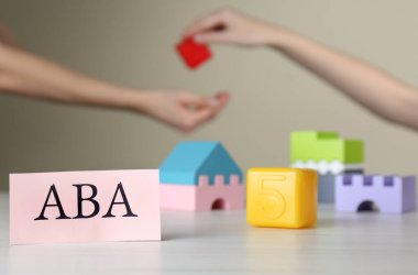 ABA kısaltmalı kağıt kart (Uygulamalı davranış analizi) ve beyaz tablodaki bloklar, metin için boşluk