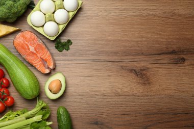 Düz kompozisyon ve taze organik ürünler ahşap masa üzerinde, yazı için boşluk. Keto diyeti