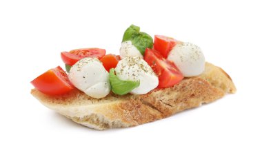 Mozarella, taze domates ve beyaz üzerine izole edilmiş fesleğenli lezzetli sandviç.