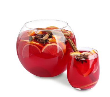 Beyaz arka planda bir bardak ve bir kase lezzetli aromalı punç.
