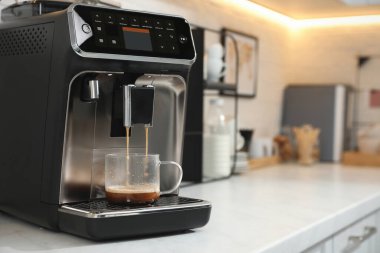 Modern kahve makinesi mutfakta espresso yapıyor, metin için yer var.