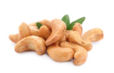 Lezzetli organik fındık ve yeşil yapraklar yığını.