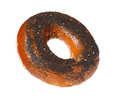 Beyaza izole edilmiş haşhaş tohumlu lezzetli taze simit.
