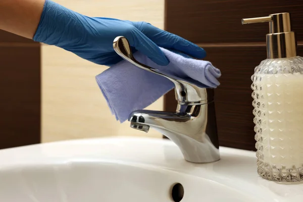 Eldivenli Kadın Banyo Musluğunu Temizliyor Paçavrayla Yakın Plan — Stok fotoğraf