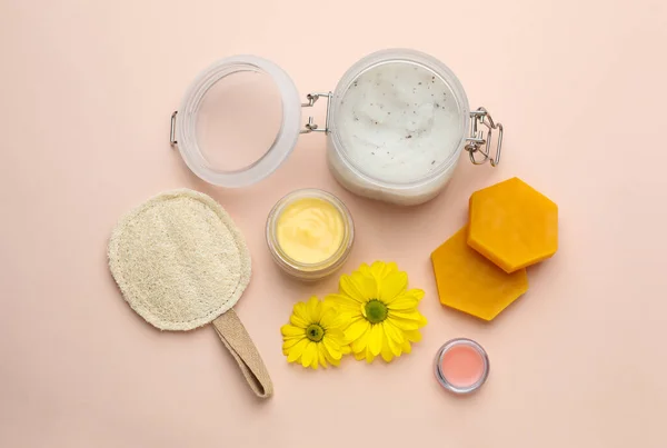 Platte Lay Compositie Met Bijenwas Cosmetische Producten Beige Ondergrond — Stockfoto