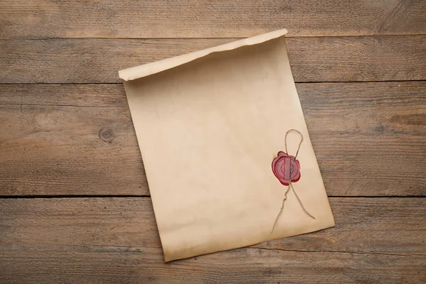 Foglio Vecchia Carta Pergamena Con Timbro Cera Tavolo Legno Vista — Foto Stock
