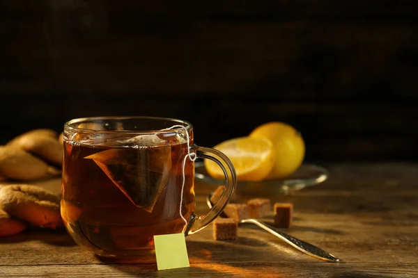 Theezakje Glazen Kopje Warm Water Houten Tafel Tegen Donkere Achtergrond — Stockfoto