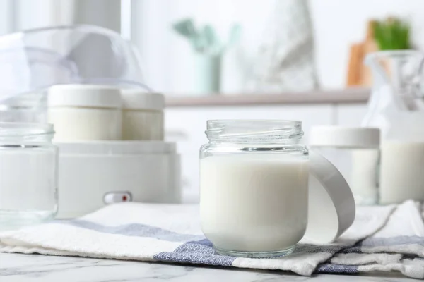 Botol Kaca Dengan Yogurt Lezat Atas Meja Marmer Putih Dapur — Stok Foto