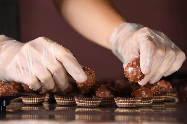 Mujer Embalaje Deliciosos Caramelos Línea Producción Primer Plano —  Fotos de Stock