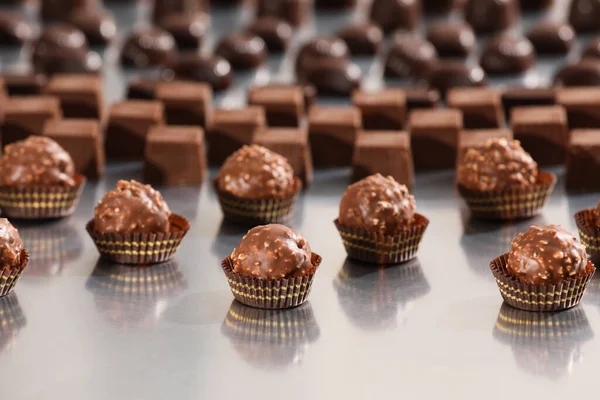 Molte Deliziose Caramelle Cioccolato Sul Tavolo Grigio Linea Produzione — Foto Stock
