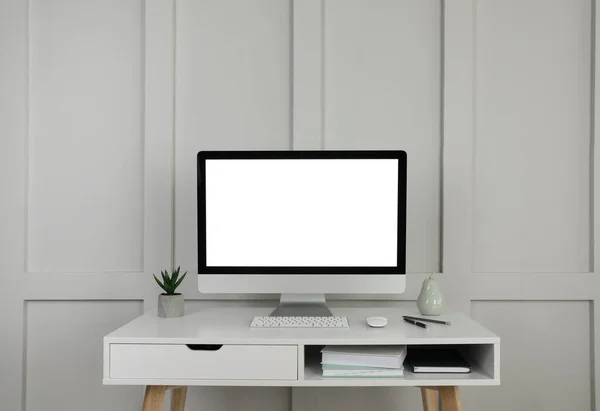 Nowoczesne Wyposażenie Komputerowe Dekoracyjne Biurowe Białym Drewnianym Stole Przy Ścianie — Zdjęcie stockowe