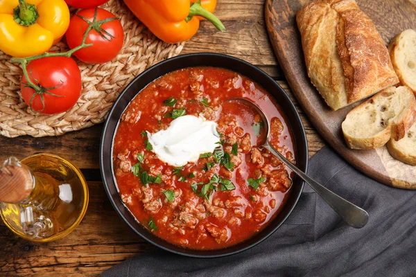 Taça Deliciosa Sopa Pimenta Recheada Servida Mesa Madeira Flat Lay — Fotografia de Stock