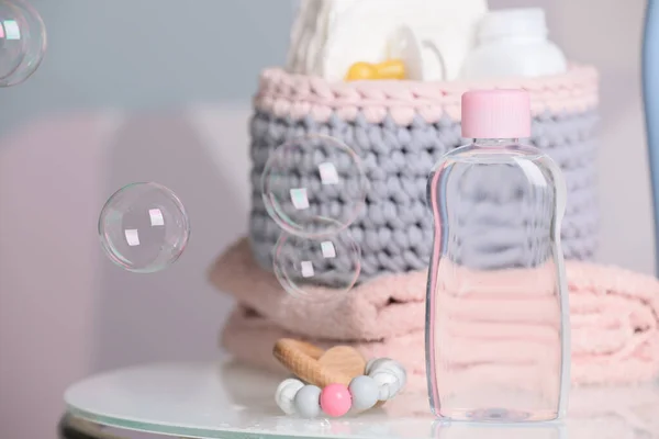Flaska Med Baby Kosmetiska Produkt Trä Leksak Och Tillbehör Vitt — Stockfoto