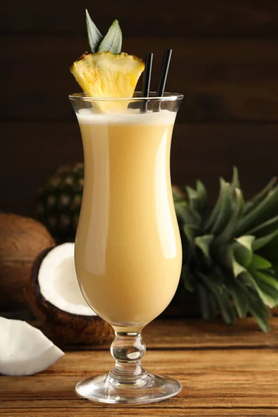 Savoureux Cocktail Pina Colada Ingrédients Sur Table Bois — Photo