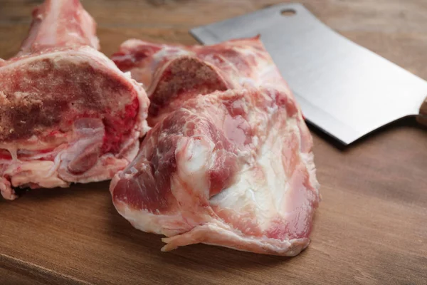 Tábua Corte Com Ossos Carne Picada Crua Faca Açougue Mesa — Fotografia de Stock