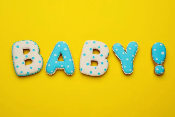 Palavra Baby Feito Biscoitos Saborosos Fundo Amarelo Flat Lay — Fotografia de Stock