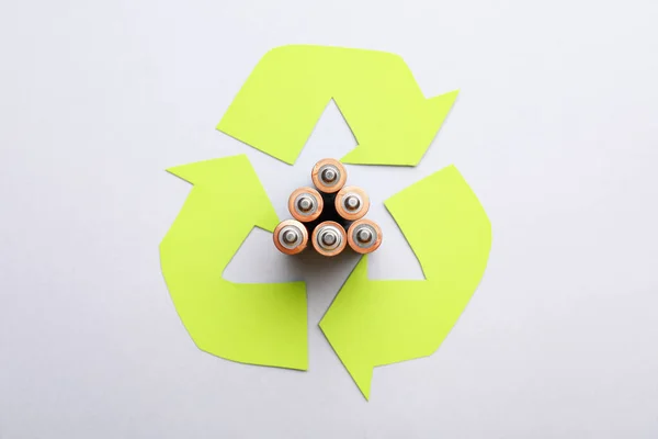 Piles Usagées Symbole Recyclage Sur Fond Blanc Vue Dessus — Photo