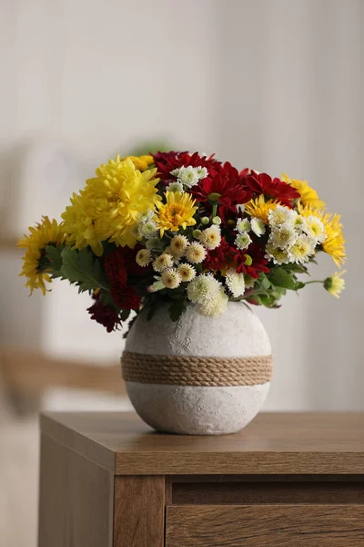Bukiet Pięknych Chryzantemy Kwiaty Stole Pokoju — Zdjęcie stockowe