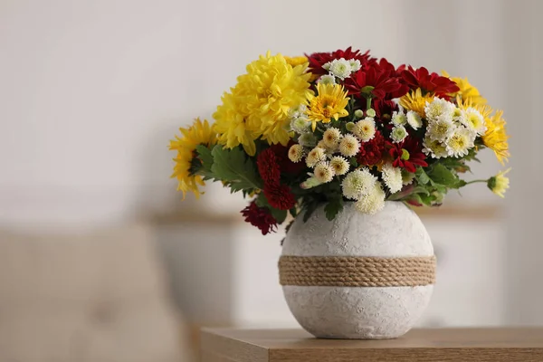 Букет Красивых Хризантемы Цветы Столе Комнате Пространство Текста — стоковое фото