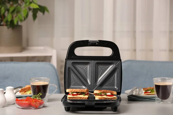 Modern Grill Maker Med Smörgåsar Och Kaffe Ljusgrått Bord Inomhus — Stockfoto