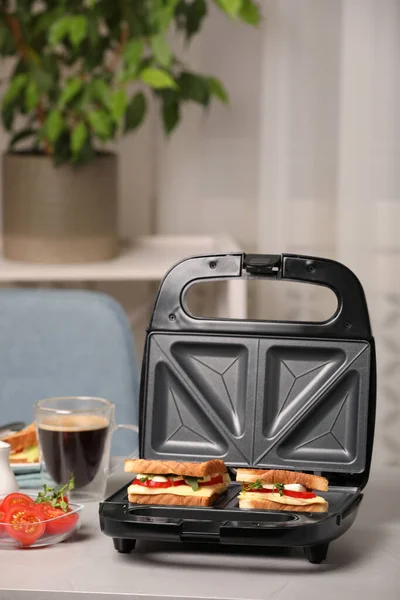 Modern Grill Maker Med Smörgåsar Och Kaffe Ljusgrått Bord Inomhus — Stockfoto