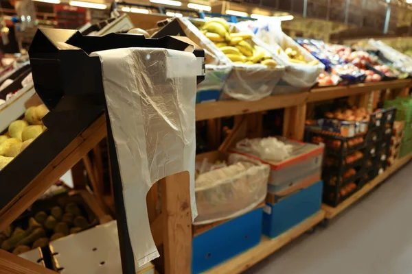Bolsas Plástico Cerca Estante Con Frutas Supermercado Espacio Para Texto — Foto de Stock