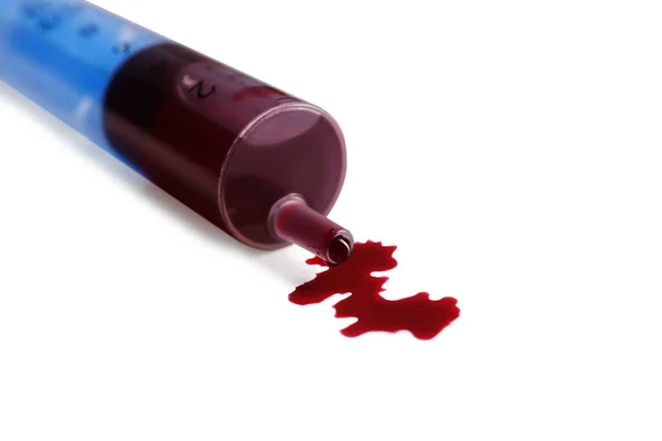 Siringa Plastica Con Sangue Sfondo Bianco — Foto Stock
