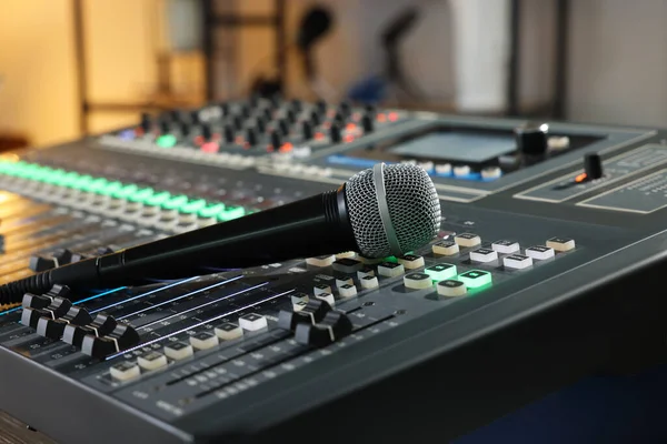 Radyo Stüdyosundaki Profesyonel Karıştırma Konsolunda Mikrofon — Stok fotoğraf