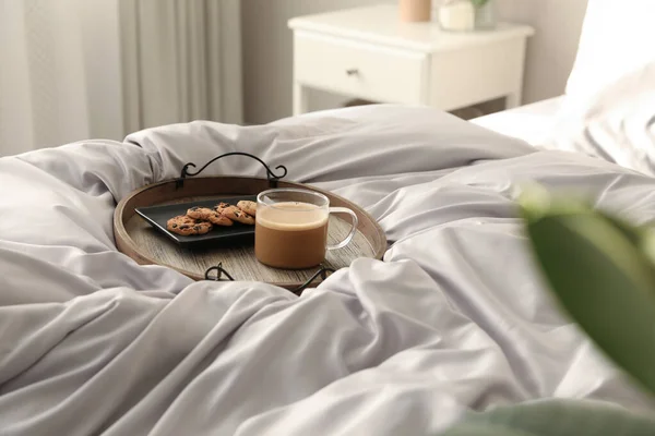 Leckere Kekse Und Eine Tasse Kaffee Auf Dem Bett Mit — Stockfoto
