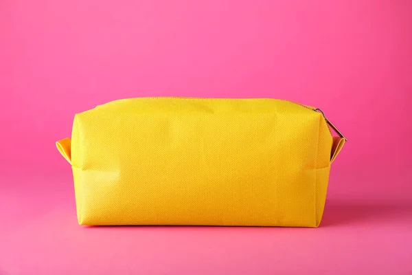 Saco Cosmético Amarelo Elegante Fundo Rosa — Fotografia de Stock