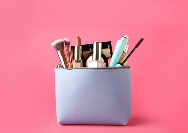 Kosmetiktasche Mit Make Produkten Und Accessoires Auf Rosa Hintergrund — Stockfoto