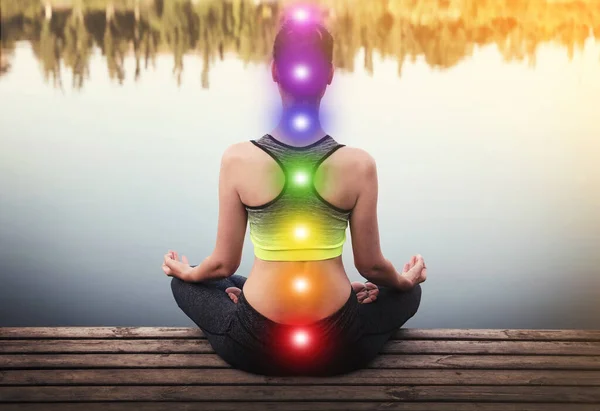 Mujer Meditando Muelle Madera Cerca Del Río Vista Trasera Esquema — Foto de Stock