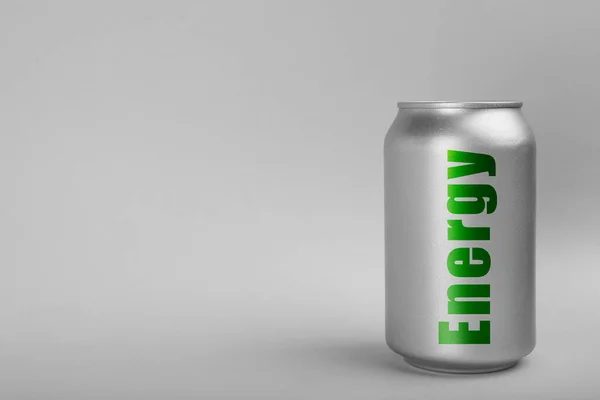 Lata Bebida Energética Sobre Fondo Gris Claro Espacio Para Texto — Foto de Stock