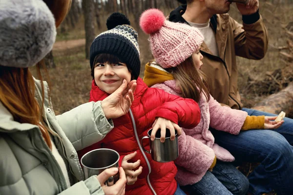 Famiglia Felice Con Bevande Calde Trascorrere Del Tempo Insieme Nella — Foto Stock