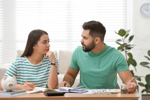 Preocupado Joven Pareja Planificación Presupuesto Familiar Mesa Madera Interior — Foto de Stock