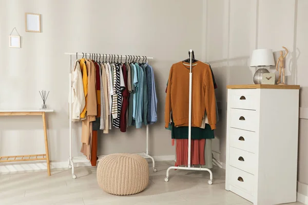 Bastidores Con Ropa Elegante Acogedor Interior Habitación Moda Rápida — Foto de Stock