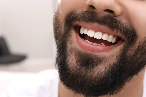 Felice Giovane Uomo Con Denti Bianchi Primo Piano — Foto Stock