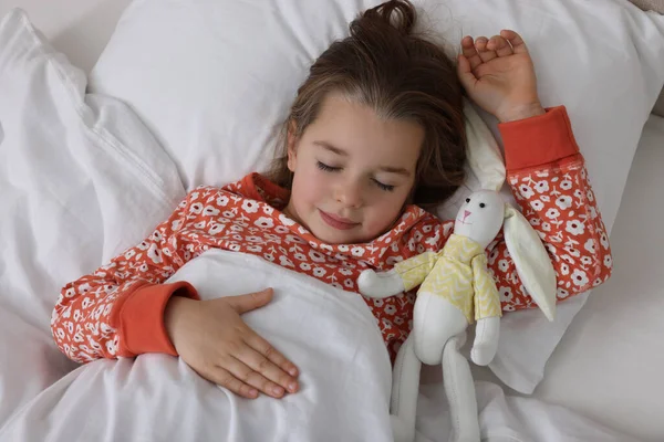 Симпатична Маленька Дівчинка Іграшковим Кроликом Спить Ліжку Вид Зверху — стокове фото