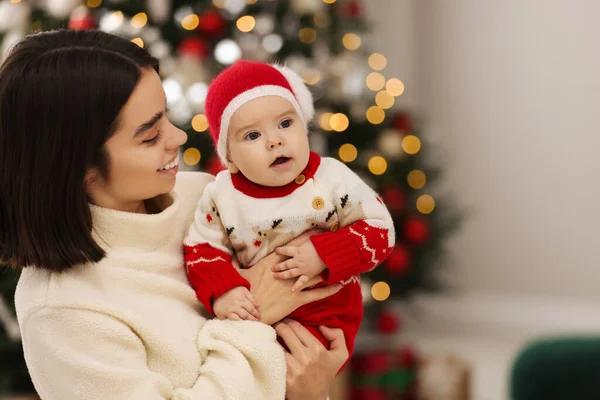 Feliz Madre Joven Con Lindo Bebé Contra Las Luces Borrosas —  Fotos de Stock