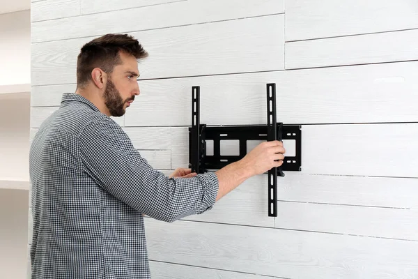 Homme Installant Support Sur Mur Intérieur — Photo