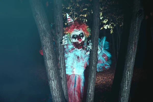 Schrecklicher Clown Der Sich Nachts Freien Hinter Bäumen Versteckt Halloween — Stockfoto